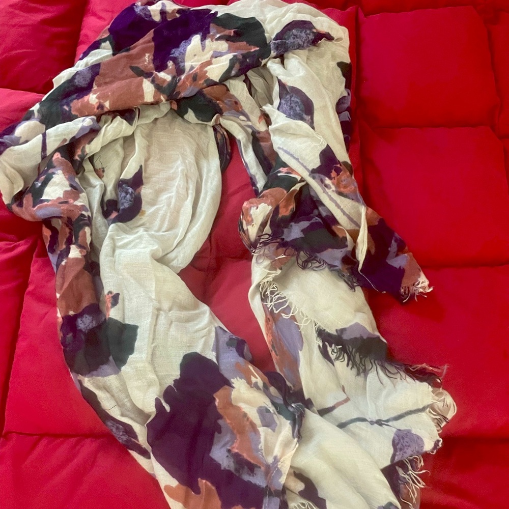 Beautiful and light scarf to lift your outfit